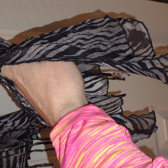 Gorgeous NEVER WORN gray & black blouse by Follies size small! - Picture 4 of 8